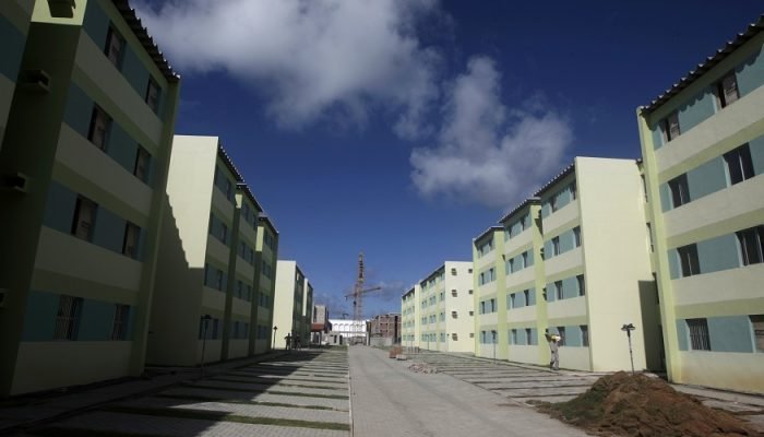 2025-04-15T192625Z_1_LYNXMPEL3E0ZJ_RTROPTP_4_BRAZIL-HOUSING.jpg