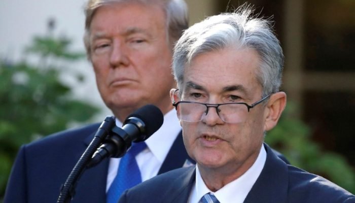 Presidente dos EUA, Donald Trump, observa o chair do Fed, Jerome Powell 02/11/2017 REUTERS/Carlos...