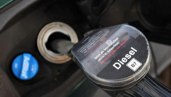 Bico de abastecimento de diesel é visto durante o reabastecimento de um carro em um posto de com...