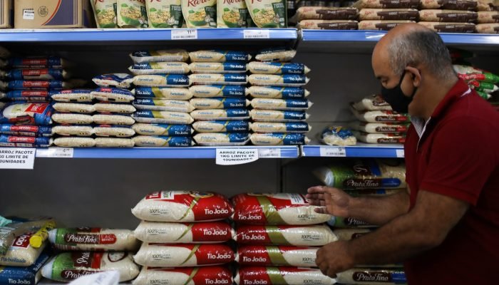 Sacos de arroz em prateleira de supermercado no Rio de Janeiro 10/09/2020 REUTERS/Pilar Olivares