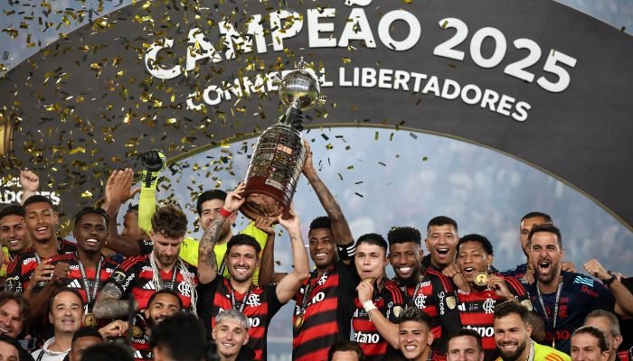 Jogadores do Flamengo comemoram com o troféu após a conquista da Copa Libertadores (Foto: REUTE...
