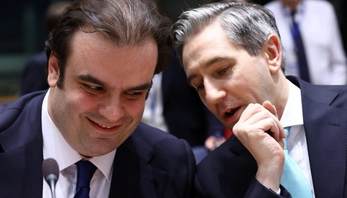 O ministro das Finanças grego, Kyriakos Pierrakakis, e o ministro das Finanças irlandês, Simon...