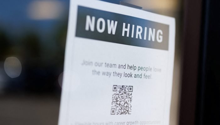 Anúncio de vagas de emprego en Encinitas, EUA 01/08/2025. REUTERS/Mike Blake