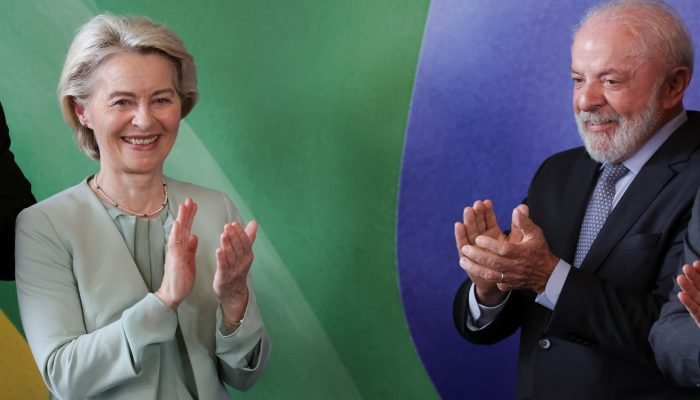 O presidente do Brasil, Luiz Inácio Lula da Silva, encontra-se com a presidente da Comissão Eur...