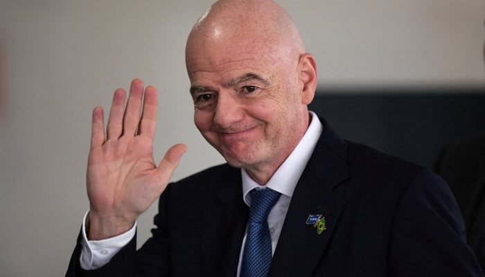 O presidente da Fifa, Gianni Infantino, acena para jornalistas após reunião com o presidente do...