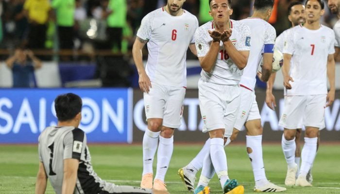 FOTO DE ARQUIVO: Futebol - Copa do Mundo - Eliminatórias Asiáticas - Grupo A - Irã x Coreia do...