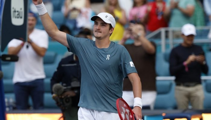 João Fonseca (BRA) acena para o público após sua partida contra Fabian Marozsan (HUN) (fora do...
