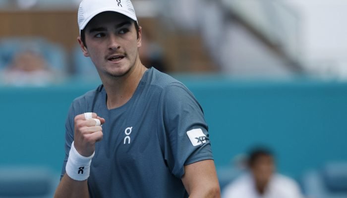 19 de março de 2026; Miami Gardens, Flórida, EUA; João Fonseca (BRA) comemora após o match po...