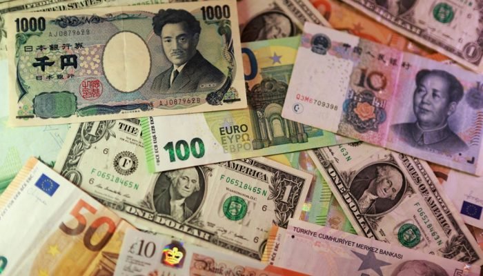 Cédulas de dólar norte-americano, euro, iene, libra, lira turca e yuan são vistas em ilustraç...