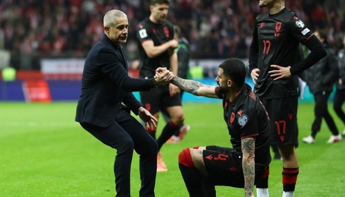 Sylvinho consola Elseid Hysaj após a derrota da Albânia para a Polônia na semifinal das Elimin...