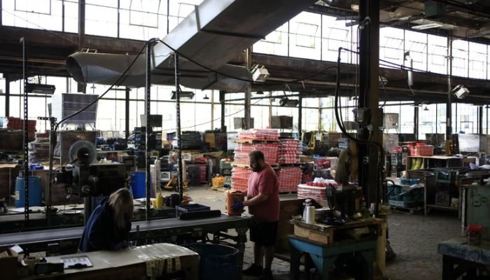 Trabalhadores em armazém em Newell, West Virginia, nos EUA (Luke Sharrett/Bloomberg)