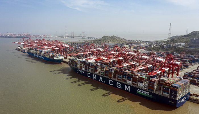 Navios porta-contêineres no Porto de Água Profunda de Yangshan em Xangai. Fotógrafo: Qilai She...