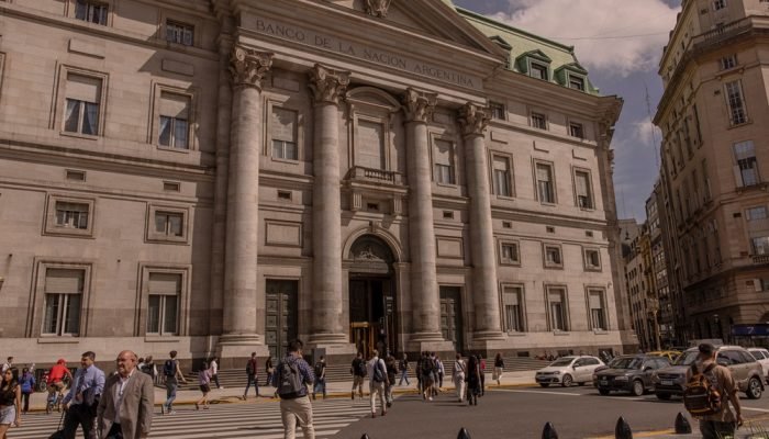 Pedestres passam pelo Banco Nacional da Argentina em Buenos Aires (Sarah Pabst/Bloomberg)