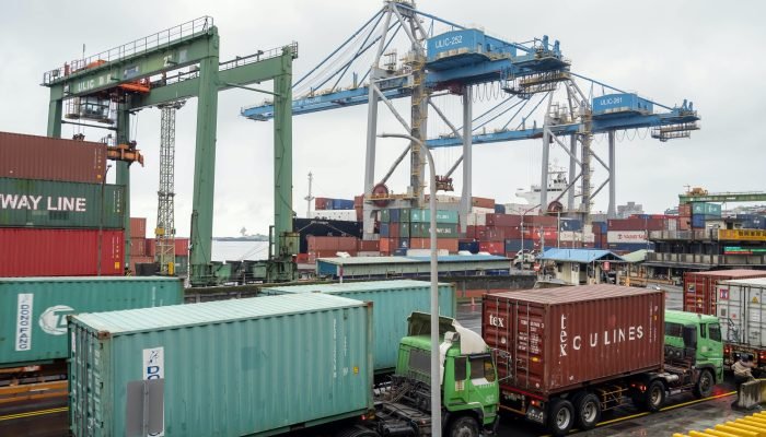Caminhões de contêineres fazem fila para entrar no Porto de Keelung, em Keelung, Taiwan. Foto: ...