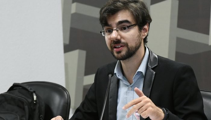 O economista Guilherme Mello em audiência pública no Senado Federal (Foto: Marcos Oliveira/Agê...