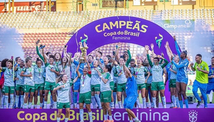 Jogadoras do Palmeiras comemoram o título da Copa do Brasil de Futebol Feminino após a vitória...