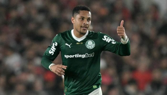 Abel explica por que Vitor Roque não deu certo na Europa: "Patinho Feio"