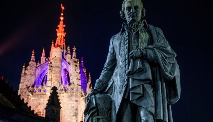 Estátua de bronze de Adam Smith, o renomado economista e filósofo, localizada na Royal Mile, em...