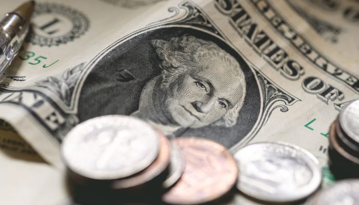 Dólares e moedas estrangeiras (Imagem gerada com auxílio IA/Leonardo Albertino