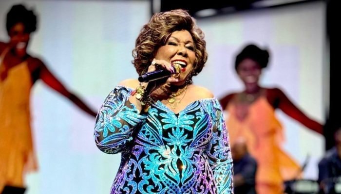 Alcione critica final de "Vale Tudo" durante show em São Paulo