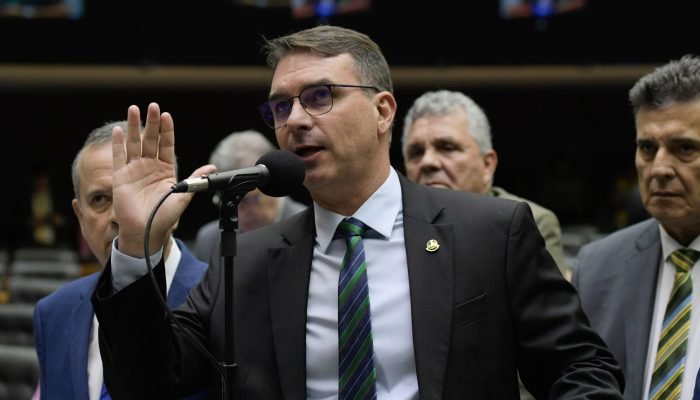 Veja o momento em que o influenciador trumpista Charlie Kirk é baleado