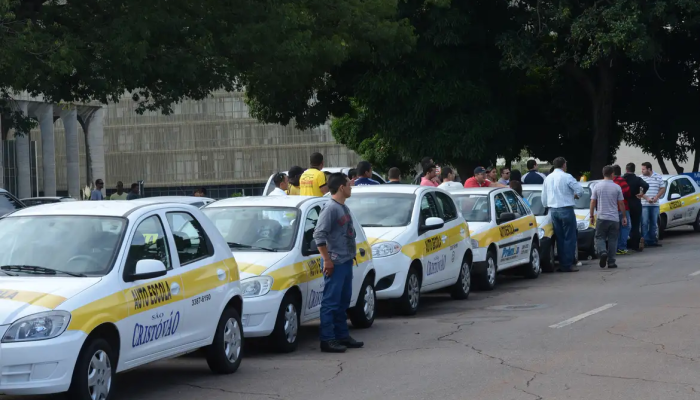 Ao notar embriaguez de juiz, mulher que estava nua no colo tentou assumir volante