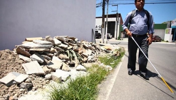 Calçada obstruída (Foto: g1)