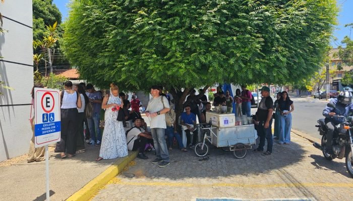 Candidatos se escondem do sol (Foto: Letícia Lima/ Portal ClubeNews)