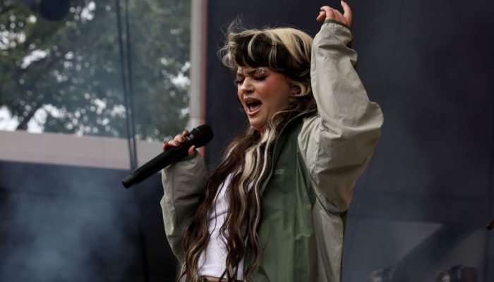 Cantora desmaia no palco durante show em festival de Nova York; veja vídeo