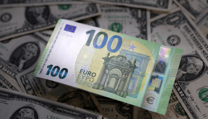 Notas de euro e dólar 10/03/2023. REUTERS/Dado Ruvic/Illustration/File Photo