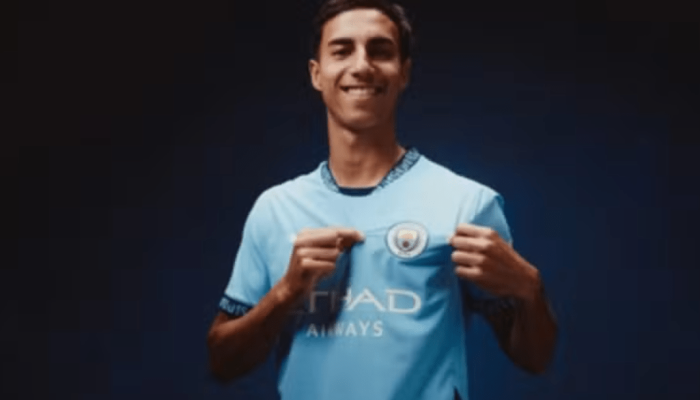 Vitor Reis acerta com Manchester City (Foto: Divulgação / Manchester City)