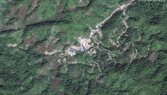 Uma imagem de satélite mostra uma visão geral das novas minas de terras raras no estado de Shan...