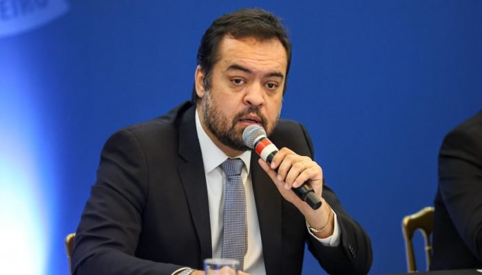 Felipe Neto se pronuncia após irmão desabafar por falta de ajuda financeira