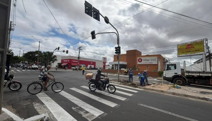 Cruzamento das Avenidas José Francisco de Almeida Neto e Joaquim Nelson (Foto: Alysson Camurça/...