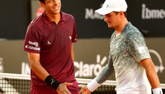 Marcelo Melo (esq.) e João Fonseca (dir.) comemoram ponto no torneio de duplas do Rio Open 2026 ...