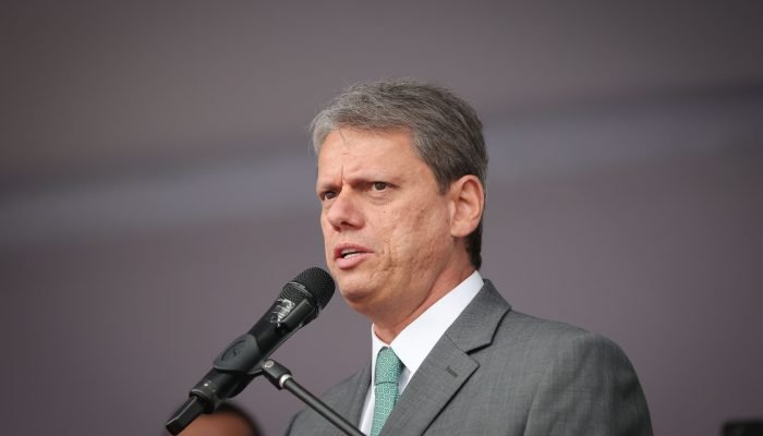 Boulos aciona PGR por suposta ajuda de Tarcísio à fuga de Bolsonaro