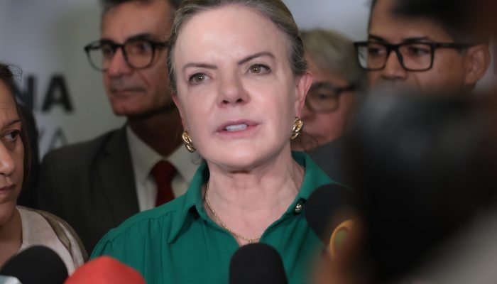 Gio Ewbank ganha beijão de amigo: