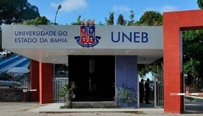 Gio Ewbank ganha beijão de amigo: