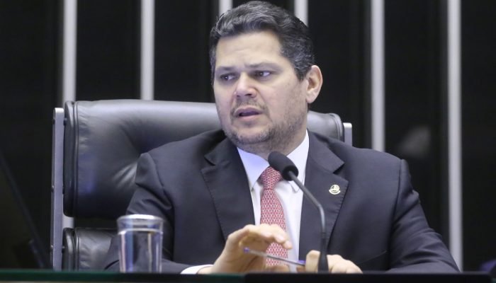 Após briga no palco, SBT anuncia a saída de Felipeh Campos