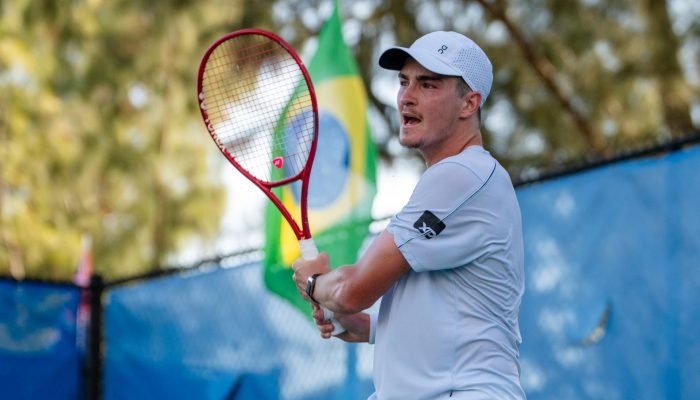 O tenista João Fonseca durante treino (Robson Minhoca/XP)