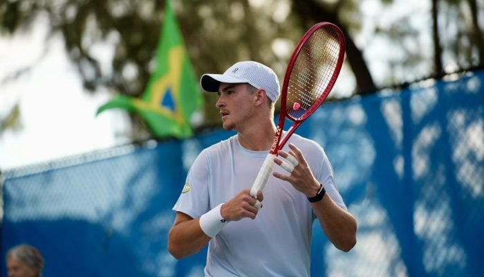 O tenista João Fonseca durante treino (Robson Minhoca/XP)