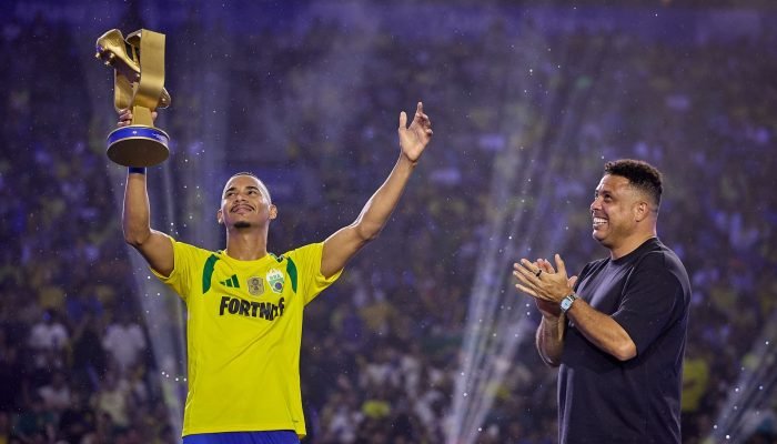 Leleti Garcia recebe o prêmio de melhor jogador da final - Divulgação/Site Oficial