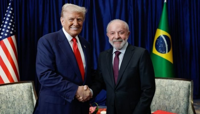 Lula e Trump tiram foto oficial durante encontro na Malásia; veja