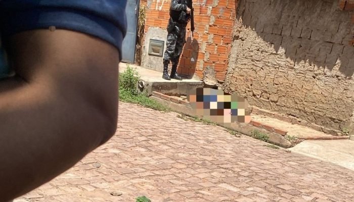 Jovem é morto na calçada na zona rural de Teresina (Foto: Reprodução)