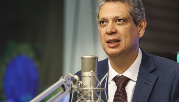 Macêdo diz que deixa ministério visando disputar eleições de 2026