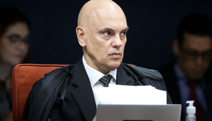 Moraes cobra explicações da defesa de Martins por tornozeleira eletrônica