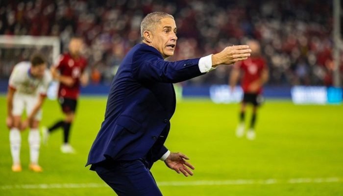 Na repescagem da Copa, Sylvinho comemora com jogadores da Albânia