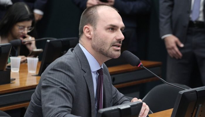 Bolsonaro avalia acionar Casa Branca contra tarifaço de Trump