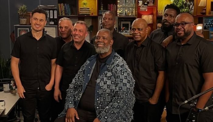 Péricles faz retrospectiva da carreira em 3º "Tiny Desk Brasil"