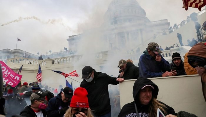 Trump diz que agentes do FBI foram "agitadores" em invasão do Capitólio
